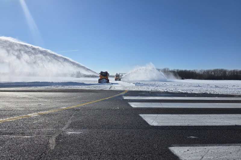 What is the situation of flights at Baneasa and Otopeni airports after the blizzard in the Capital