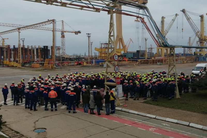 VIDEO Protest at the Mangalia shipyard. The employees demand payment of outstanding wages and assurances that the activity will continue