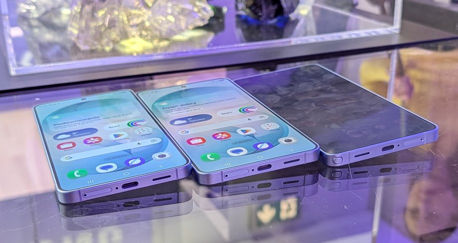 From the left: Galaxy s26, Galaxy S26+ and Galaxy S26 Ultra. The latter does not have the screen turned off. This is how the privatization function works.