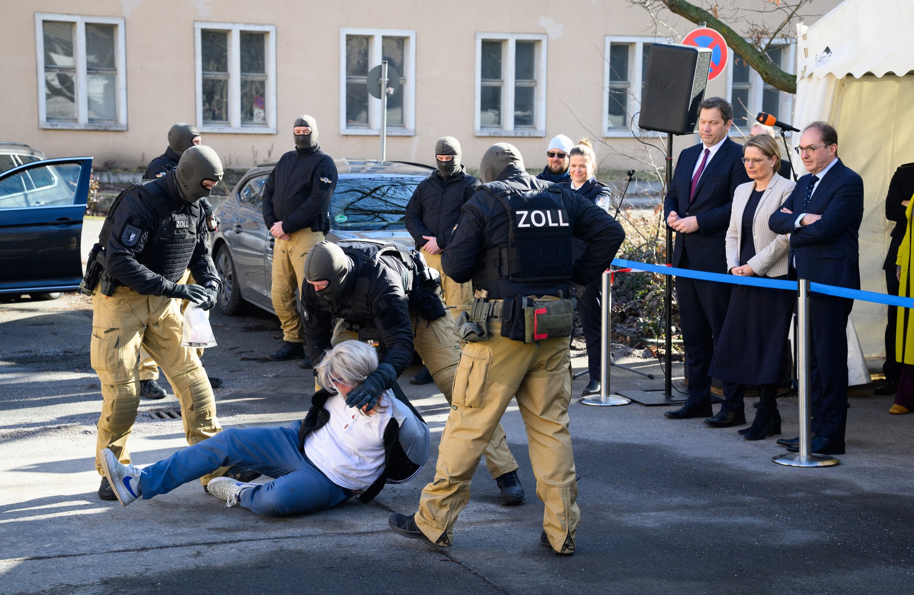 Interior Minister Alexander Dobrindt (right), Justice Minister Stefanie Hubig (center) and Finance Minister Lars Klingbeil (third from right) watch a staged arrest on the occasion of the presentation of the Joint Action Plan against organized crime, Berlin. February 25, 2025