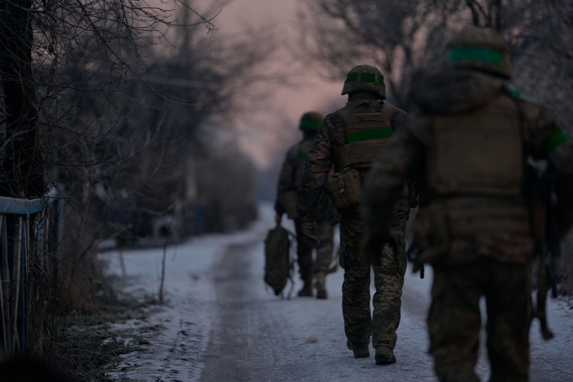 Ukrainian soldiers on the road between Konstantynivka and Druzhkivka in Donbas (illustrative photo)