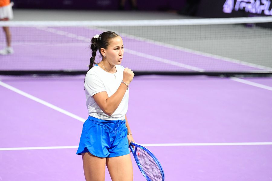 Kamilla Rakhimova, special gesture before the doubles final at the Transylvania Open/Photo: Imago Images Kamilla Rakhimova and Sara Sorribes Tormo, Transylvania Open doubles champions! Impressive comeback from the winners in the second set