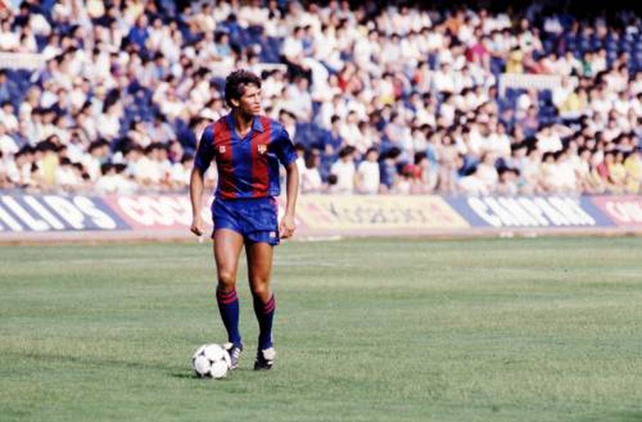 Gary Lineker during his time at Barcelona Gary Lineker, tough message for Mourinho: