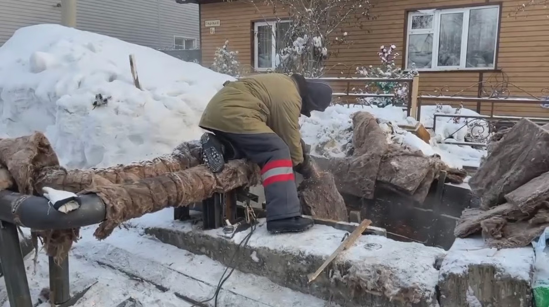 Member of the renovation brigade in Bodajbo. Photo provided by the press office of the governor of the Irkutsk region