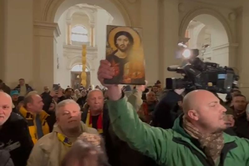 VIDEO Tensions at the Bucharest Court of Appeal. Dozens of supporters of Călin Georgescu entered the building and wanted to go to the courtroom