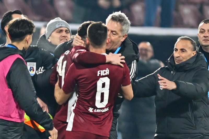 PHOTO Scandal after the CFR - U Cluj match. Bergodi jumped into the fray and grabbed the CFR players by the throat! Ultras, one step away from entering the field