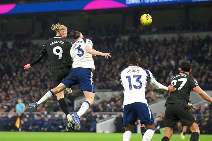 Radu Drăgușin, in action in Spurs - Manchester City // photo: Guliver/gettyimages