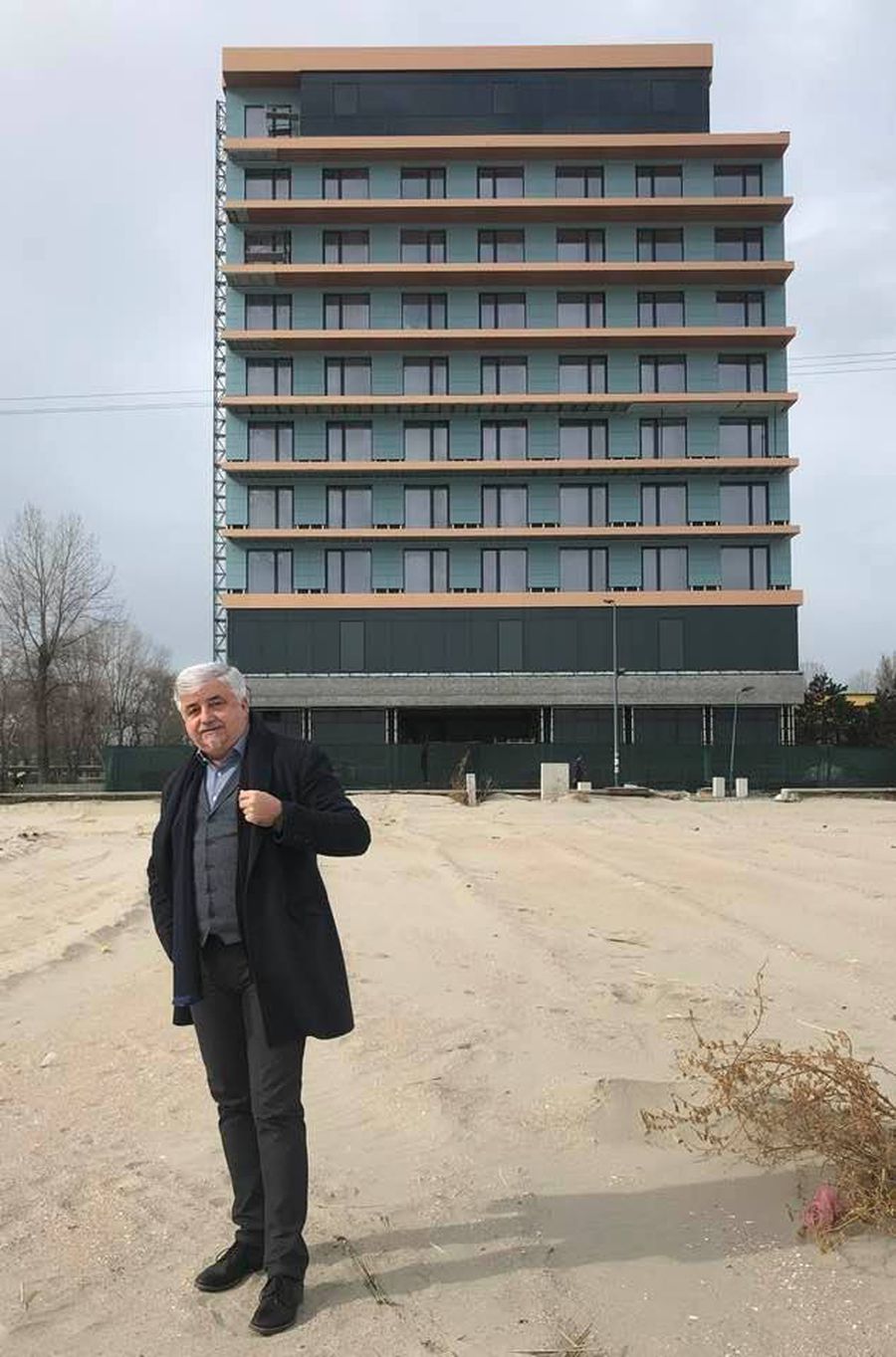 Constantin Frățilă în fața unuia dintre hotelurile sale din Mamaia. Foto: facebook/constantin.fratila.9 Fostul arbitru din Liga 1 a „zguduit” Bursa de Valori: „Am o avere de 60-80 milioane de euro” » Pregătește o BOMBĂ: „Lucrez la proiect, Hagi CEO!”