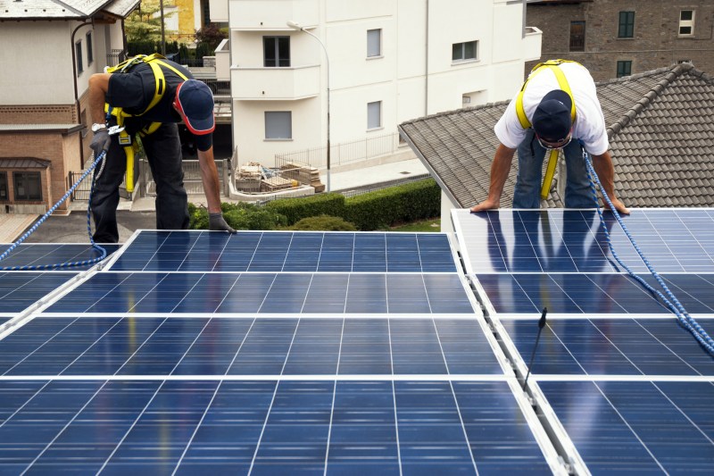 Installation of solar panels. Photo: Aprescindere | Dreamstime.com