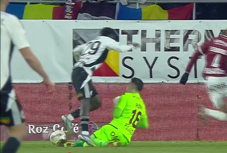 Penalty dictated for Aioani's foul in Rapid - U Cluj / PHOTO: Capture @Prima Sport 1