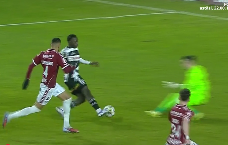 Penalty dictated for Aioani's foul in Rapid - U Cluj / PHOTO: Capture @Prima Sport 1