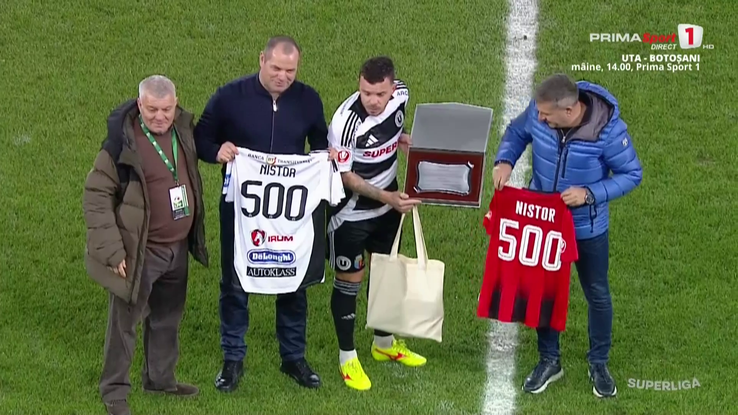 Dan Nistor (Cluj University) played his 500th match in the Super League. Before the game he received shirts and gifts to mark the historic moment