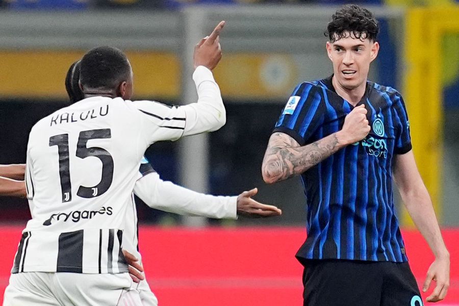 Pierre Kalulu was furious after Alessandro Bastoni pretended to be fouled in the 3-2 Inter - Juventus derby, being sent off before the break / Photo: Imago Bastoni broke his silence after Inter - Juventus:
