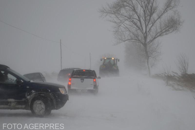 Roads blocked due to the blizzard, Photo: AGERPRES