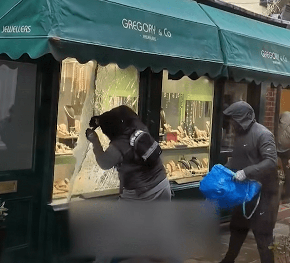 VIDEO The moment when two masked thieves break into a jewelry store with a sledgehammer, in broad daylight, in London