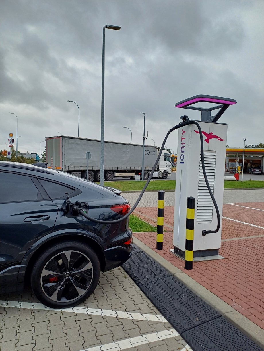 The charging process itself did not turn out to be a problem. However, finding the chargers was a bit of a problem. In some places there are no signs or even roofs in case of rain.
