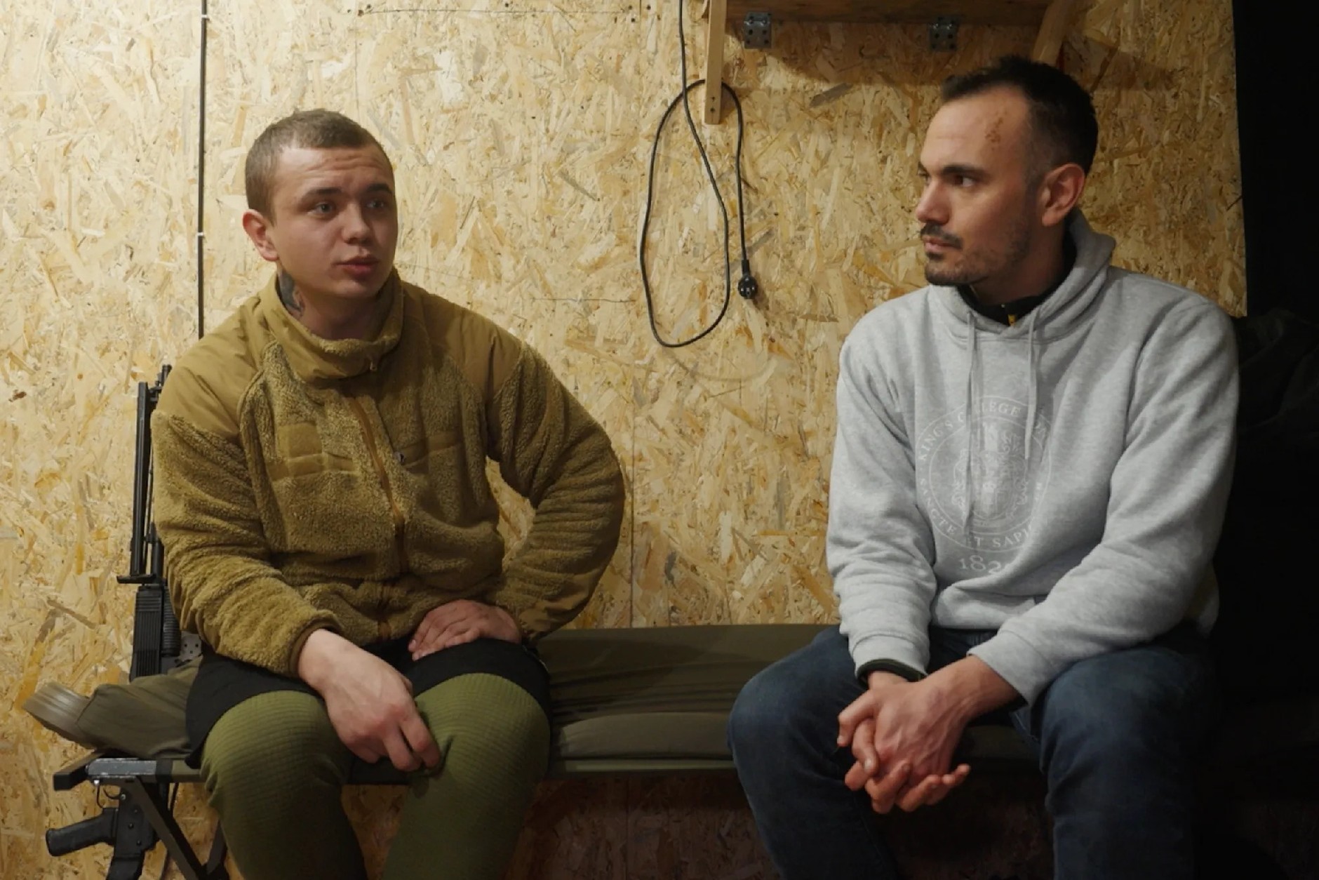 Ukrainian soldier Vlad (L) and Welta reporter Ibrahim Naber