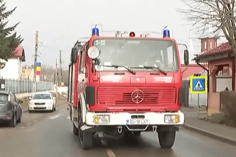 The police stopped a fireman who was going to the same fire and left him without a license, in Galati. As IPJ explains