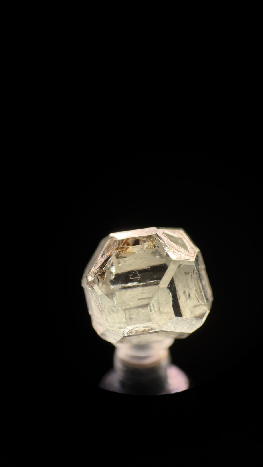 Diament laboratoryjny w formie nieoszlifowanej