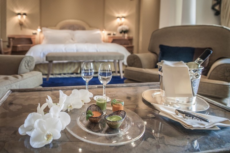 Stay in luxury hotels for only one cent a night. Scam made by a hacker from Spain