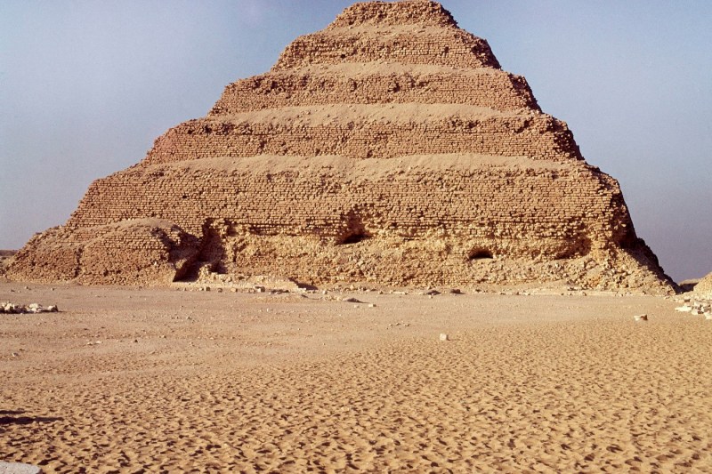 VIDEO Pyramid in Egypt vandalized by a tourist guide. The man risks going to prison