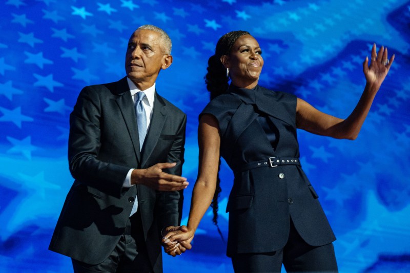 VIDEO Donald Trump, wave of criticism after he posted an AI clip with the Obamas represented as monkeys