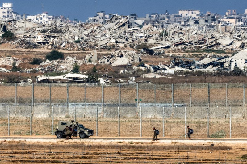 Israeli soldiers patrol Israel's border with the Gaza Strip against the backdrop of destroyed buildings in Gaza, September 30, 2025. Photo: Jack GUEZ / AFP / Profimedia
