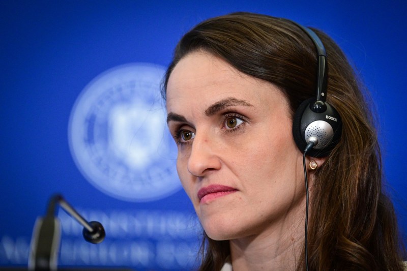 The simple motion against Foreign Minister Oana Ţoiu, voted today in the Senate