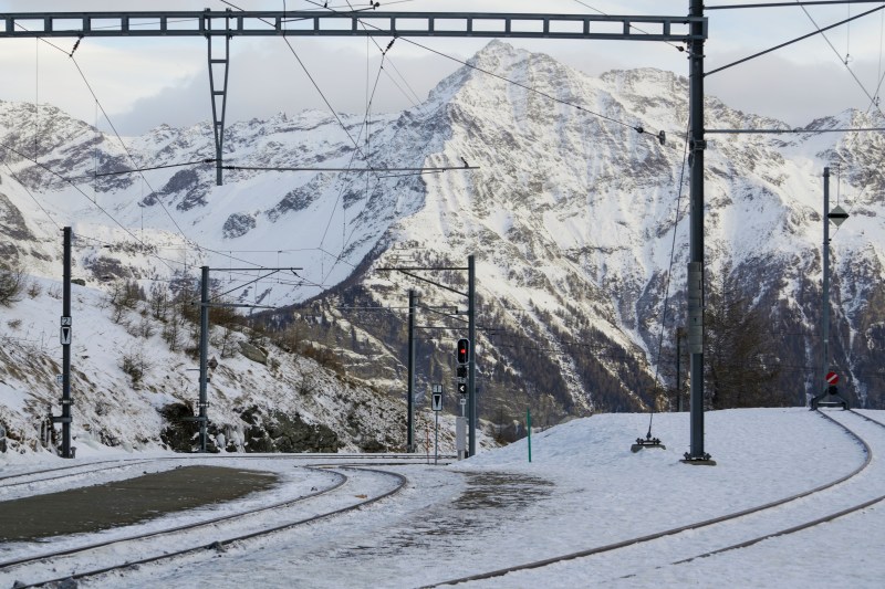 Passenger train derailed in the Swiss Alps after being hit by an avalanche / Police announce injuries