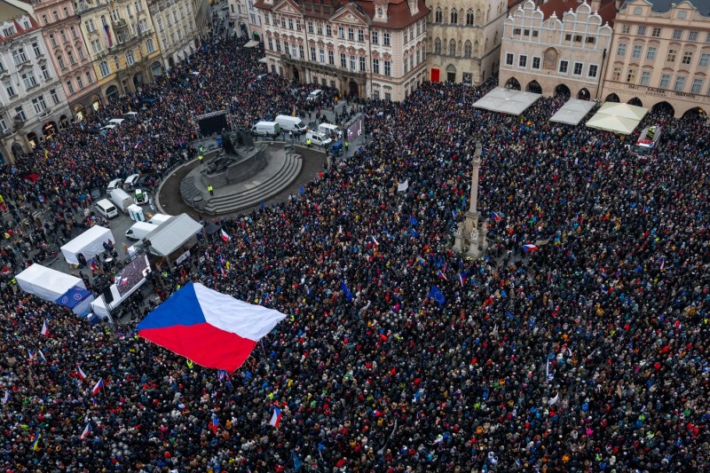 Huge demonstration in Prague in support of the president. Petr Pavel, in open conflict with the government of Andrej Babis