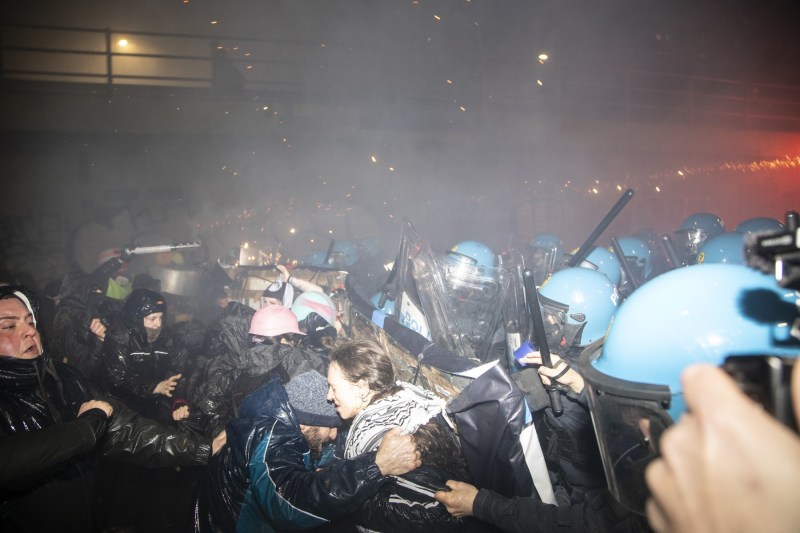 PHOTO/VIDEO Violence in Milan, host of the Winter Olympics. Protesters threw bottles and pyrotechnic materials at the police