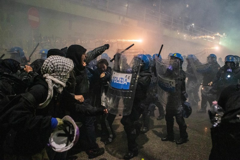 PHOTO Olympics under siege: Arrests in Milan after violent protests and suspicions of railway sabotage on the first day of the competition
