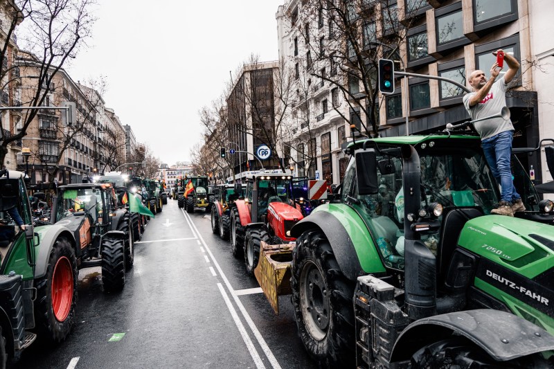 VIDEO Angry at the agreement with Mercosur, Spanish farmers blocked Madrid with hundreds of tractors. 