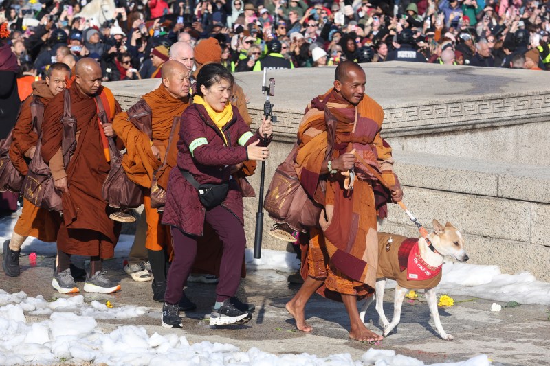VIDEO Spiritual March of the Year: Buddhist monks walk 3,200 km from Texas to Washington to 'heal America'