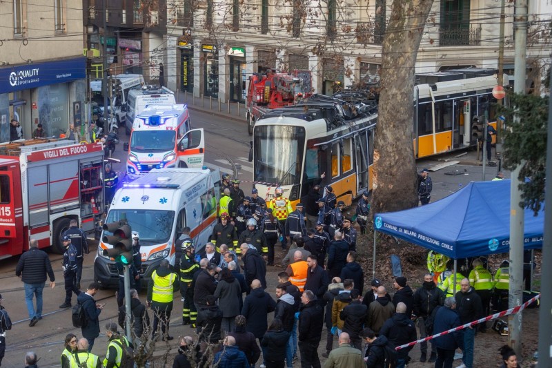 Tragedy in Milan. A tram derailed at an intersection and crashed into a building. Two dead and dozens injured / The moment of the accident – VIDEO