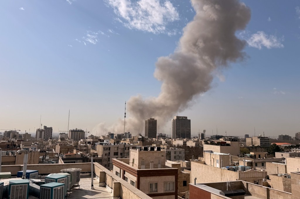 Columns of smoke in Tehran, after Israel's attack Photo: Profimedia