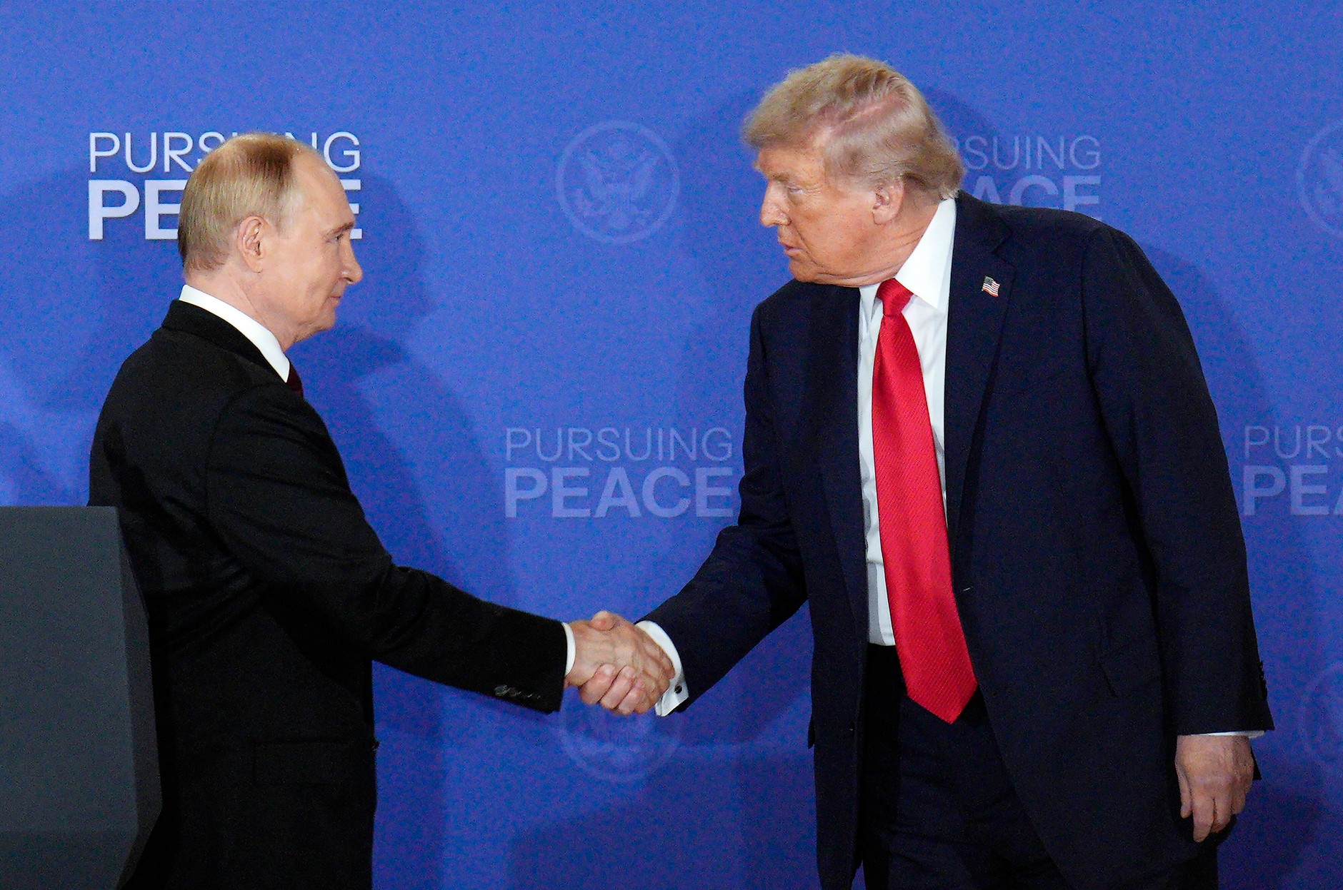 Prezydent Rosji Władimir Putin (L) i prezydent Donald Trump podczas spotkania w bazie Joint Base Elmendorf-Richardson w Anchorage na Alasce, USA, 15 sierpnia 2025 r.