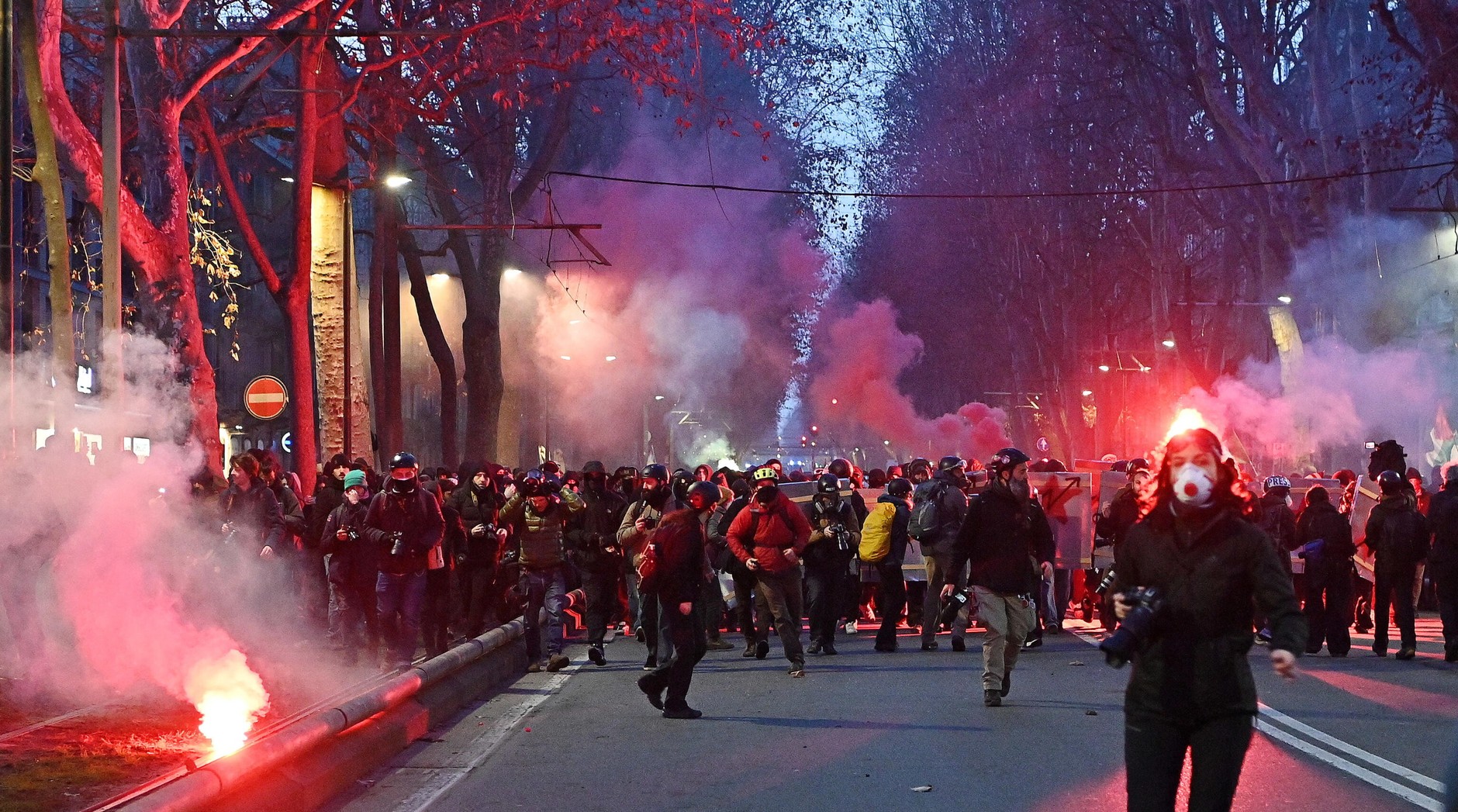 Battle in the streets of Turin. 15,000 people protested people