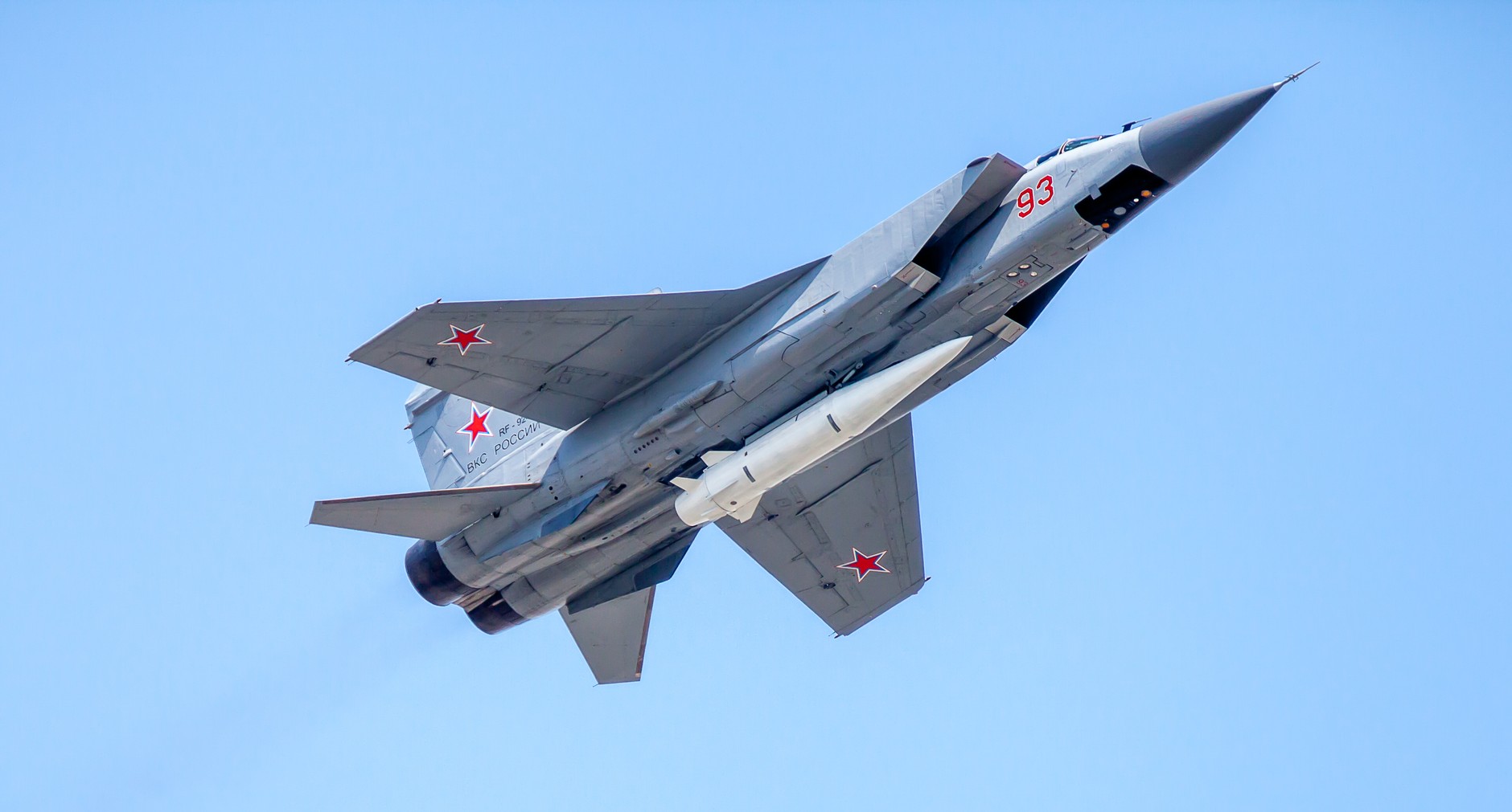 MiG-31 carrying the Kh-47M2 Kindzhal missile