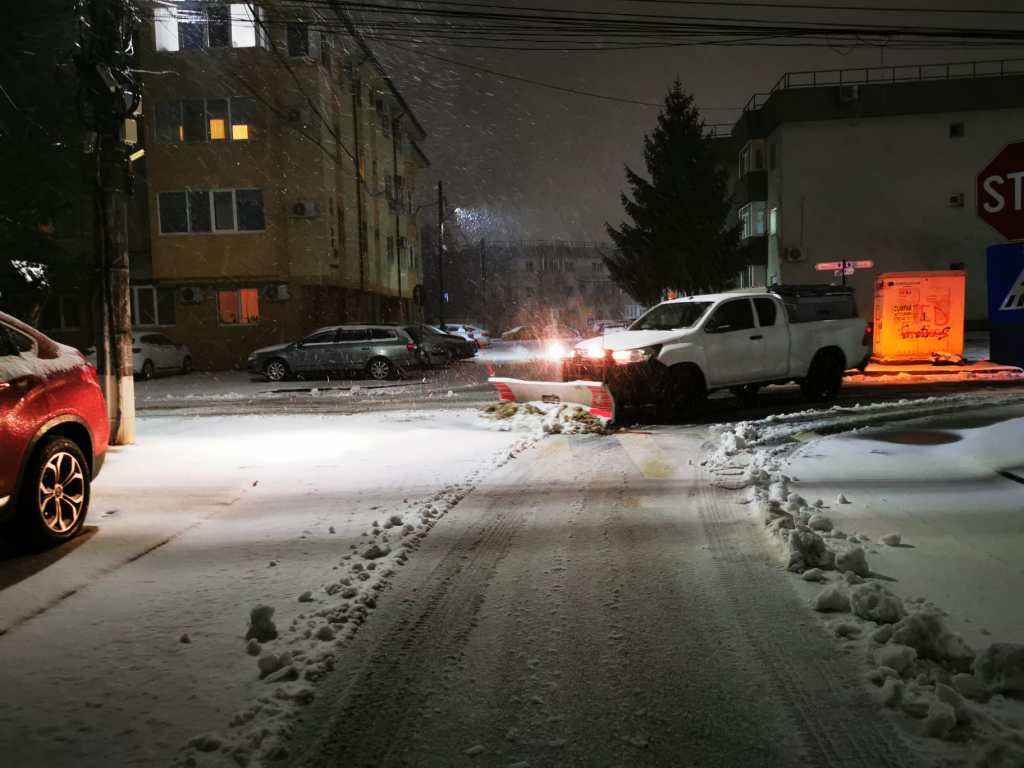 Snow removal equipment, on the streets of Popești-Leordeni, a town in Ilfov county, which is under an orange blizzard code. Bucharest and 11 other counties are also affected by the weather alert Photo: HotNews