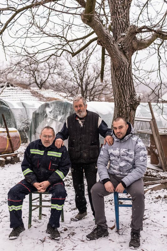 Ojciec, syn i dziadek z rodziny Joviców na podwórku swojego domu w Slatinie