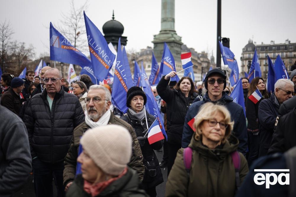 In France, tens of thousands of people rallied in support of the police. Photo 1