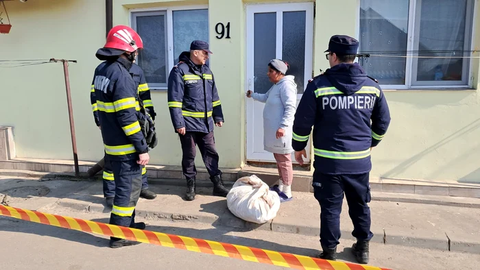 The owners of the affected houses can enter to recover their belongings only accompanied PHOTO: Ionelia Nucă