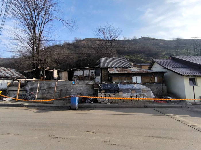 The owners of the affected houses can enter to recover their belongings only accompanied PHOTO: Ionelia Nucă