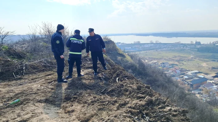 The authorities are monitoring the landslide PHOTO: Ionelia Nucă