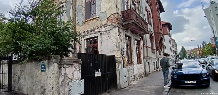 A dilapidated building in the center of Bucharest