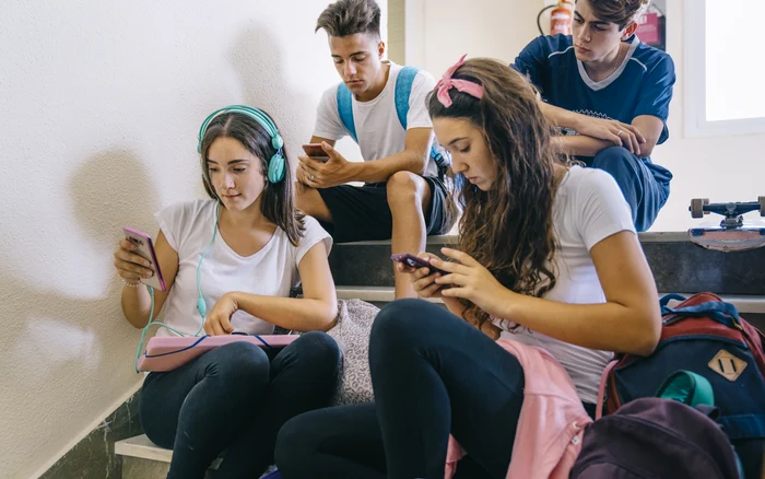 Phone addiction affects the behavior of many students. Photo: Freepik.com