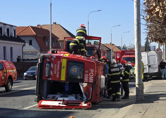 The SMURD ambulance overturned PHOTO: Facebook