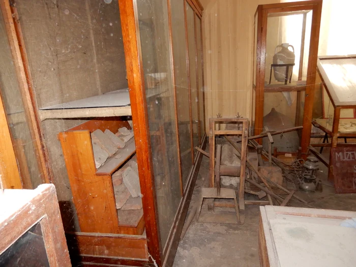 There are still abandoned objects in the old building PHOTO: Olt Culture Directorate