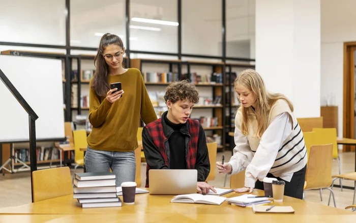 Graduating from college significantly increases your chances on the job market. Photo: Freepik.com